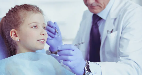 Little girl sitting in the dentists office — Stock Photo, Image