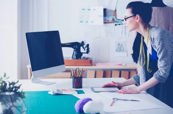 Portret van Fashion designer aan het werk in haar atelier — Stockfoto