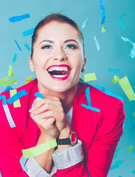 Portreit bella donna felice alla festa di festa con coriandoli. Compleanno o Capodanno celebrando il concetto . — Foto Stock