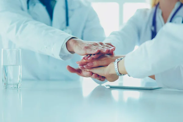 Equipe de médicos unindo as mãos, close-up — Fotografia de Stock