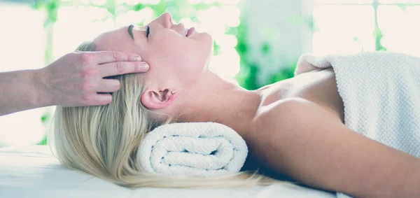 Mujer joven disfrutando de masajes en el salón de spa — Foto de Stock