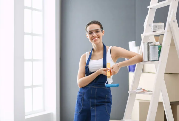 Retrato de mulher jovem enquanto está de pé novo apartamento  . — Fotografia de Stock