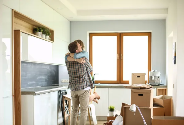 Retrato de una joven pareja mudándose a un nuevo hogar. Pareja joven — Foto de Stock