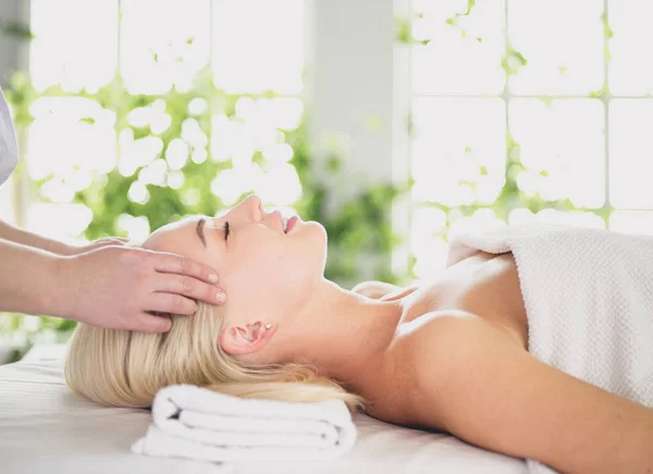 Mulher bonita fazendo massagem facial em um salão de spa — Fotografia de Stock