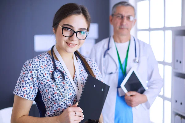 Ein Ärzteteam, Mann und Frau, im Amt — Stockfoto