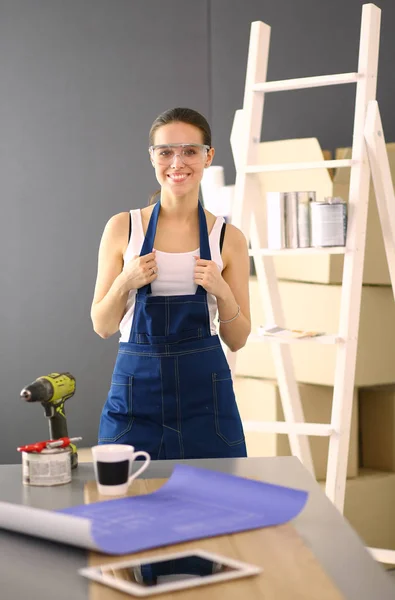 Retrato de mujer joven mientras está de pie nuevo apartamento  . — Foto de Stock