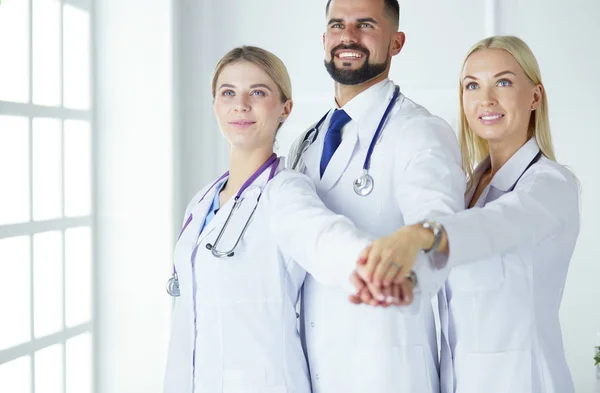 Лікарі та медсестри координують руки. Концепція Командна робота в лікарні для успішної роботи і довіри в команді — стокове фото