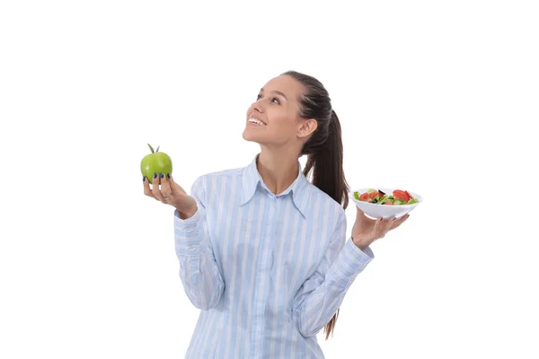 Portret van een mooie vrouwelijke arts met een bord met verse groenten en groene appel. Vrouwelijke dokter. — Stockfoto