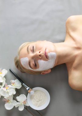 Yüz maskesi. Güzel genç kız Spa, makyajcısı kadın yüz maskesi uygulama.