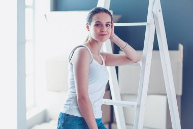 Genç kadın portre süre ayakta yeni daire .