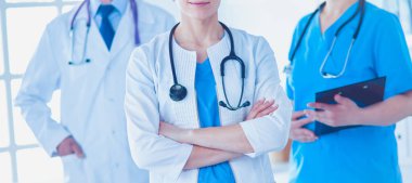 Bir grup doktor ve hemşire hastane odasında bekliyor.