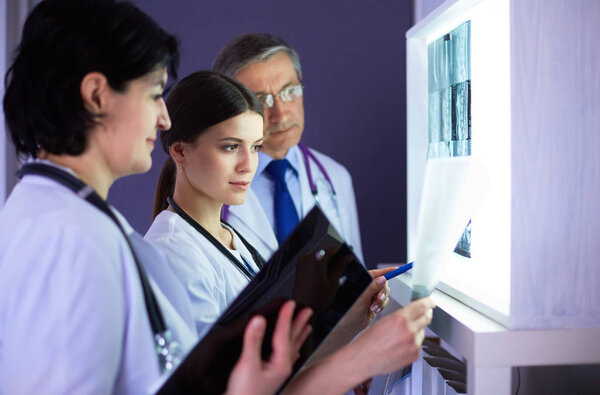 Больничные врачи смотрят на рентген в отделении скорой помощи