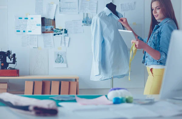 Attraktive junge Frauen sind dabei, eine neue Kleiderkollektion zu entwerfen — Stockfoto