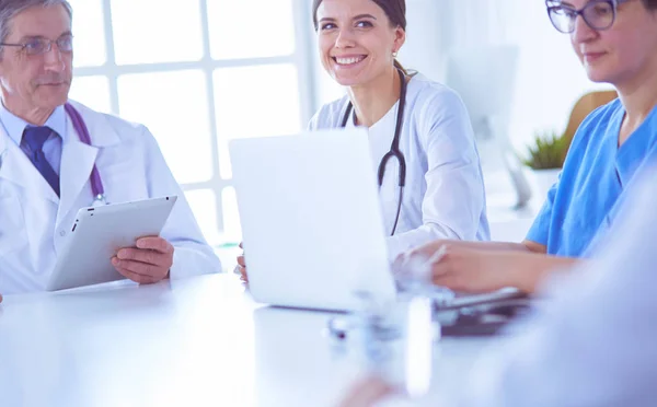 Serieuze medische team bespreken patiënten geval in een helder kantoor — Stockfoto