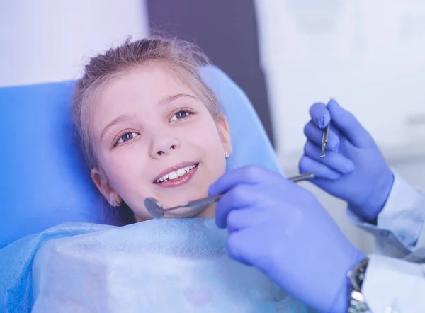 Niña sentada en el consultorio de dentistas — Foto de Stock