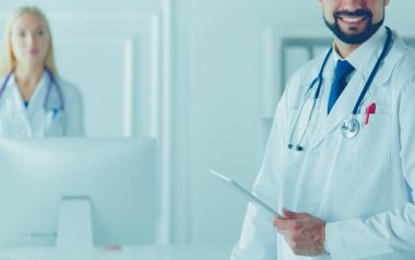 Doktorlar, erkek ve kadın, bir hastane odasında beyaz arka plan üzerinde izole Mutlu sağlık ekibi
