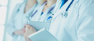 Beyaz arka planda izole edilmiş bir doktor, kadın ve erkek.