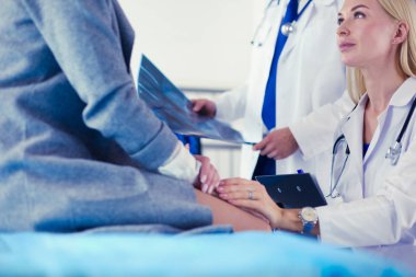 Doktor ve hasta tarama sonuçlarını tarama merkezinde tartışıyor