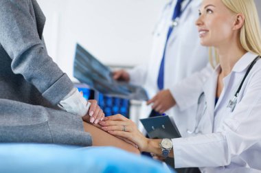 Doktor ve hasta tarama sonuçlarını tarama merkezinde tartışıyor