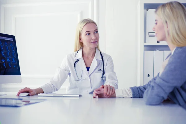 Doktor ve hasta masada otururken bir şey tartışıyorlar. İlaç ve sağlık hizmetleri kavramı — Stok fotoğraf