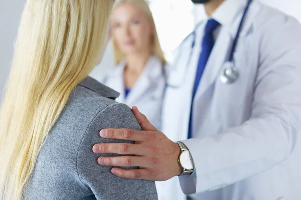 Bonito médico masculino consultando um casal sobre infertilidade em seu consultório médico — Fotografia de Stock