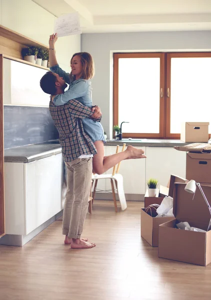 Retrato de una joven pareja mudándose a un nuevo hogar. Pareja joven —  Fotos de Stock