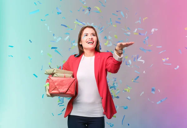 Mooie gelukkige vrouw met de doos van de gift op feest feestje met confetti. Verjaardag of nieuwe jaar vooravond vieren concept — Stockfoto