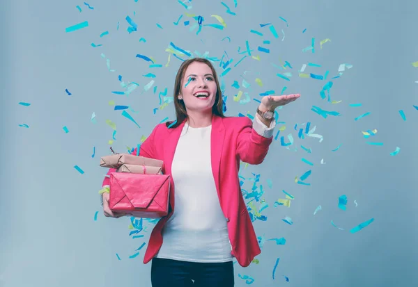 Hermosa mujer feliz con caja de regalo en la fiesta de celebración con confeti. Cumpleaños o Nochevieja celebrando el concepto —  Fotos de Stock