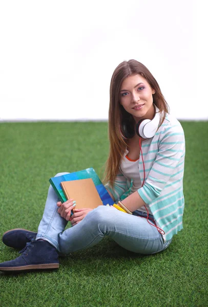 Una joven sentada sobre hierba verde. Portreit mujer joven —  Fotos de Stock