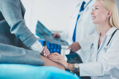 Doktor ve hasta tarama sonuçlarını tarama merkezinde tartışıyor