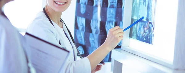 Deux médecins souriants pointant les rayons X dans une salle de consultation de l'hôpital — Photo