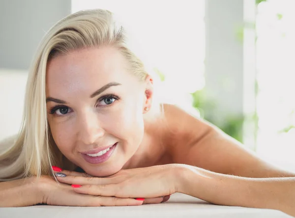 Junge Frau genießt Massage im Spa-Salon — Stockfoto