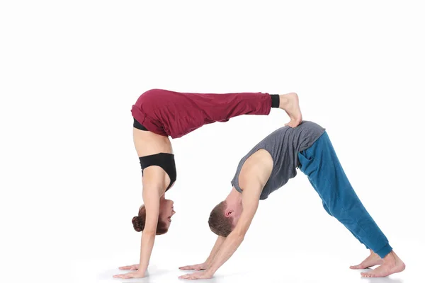 Jovem casal atlético praticando acroioga. Balanceamento em par . — Fotografia de Stock