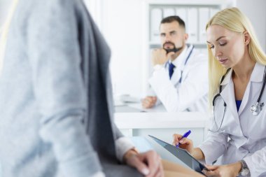 Başarılı tıp doktorları konferansta oturuyor