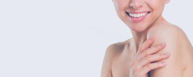 Taze temiz mükemmel cilt ile güzel genç kadın