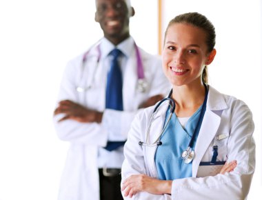 İçerde üniforması olan gülümseyen bir kadın doktor..