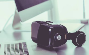 Bilgisayarlı sanal gerçeklik gözlükleri. İş. 3D teknoloji