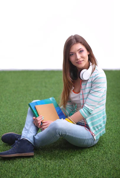 Young woman sitting on green grass . Portreit young woman — Stock Photo, Image