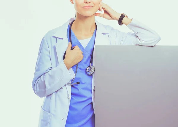 Une femme médecin avec un panneau blanc. Femme médecin — Photo