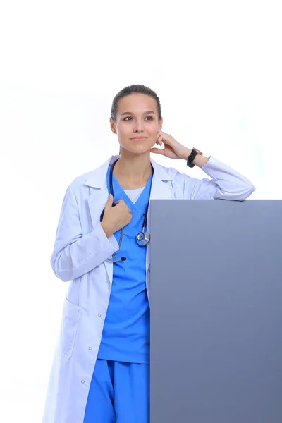 Una dottoressa con un cartellone bianco. Donna medico — Foto Stock