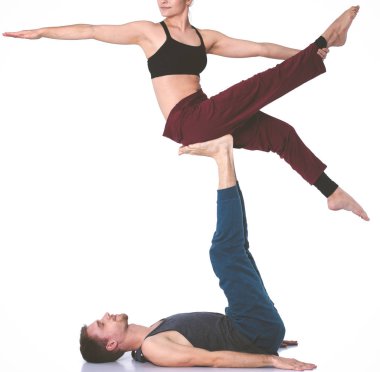 Genç atletik çift pratik acroyoga. Çiftinde Dengeleme.