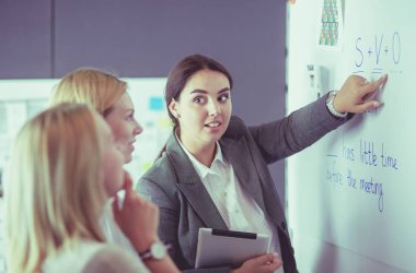 İş, eğitim ve ofis konsepti - yönetim kurulu ile iş ekibi bir şey tartışıyor.