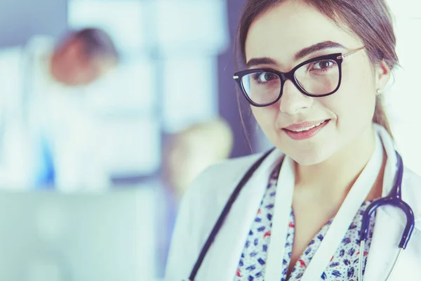 Ärztin benutzt Tablet-Computer in Krankenhauslobby — Stockfoto