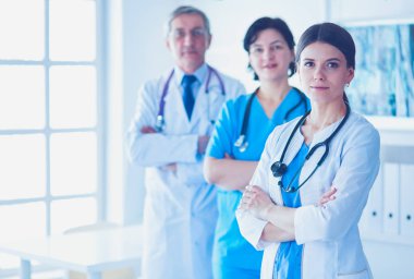 Hastane Kaza ve Acil Servis 'te duran bir grup doktor ve hemşire