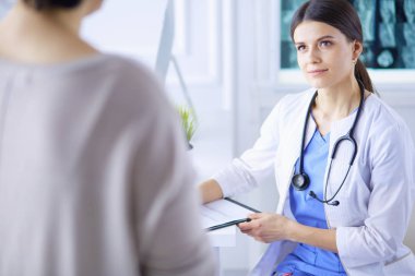 Hastanede tıbbi danışmanlık. Doktor bir hastanın sorunlarını dinliyor.