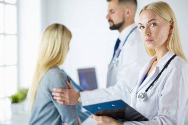 Yakışıklı erkek doktor, muayenehanesinde kısırlık konusunda bir çifte danışmanlık yapıyor.