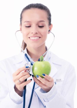 Doktor kadın elmayı steteskopla inceliyor. Kadın doktorlar