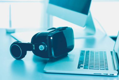 Bilgisayarlı sanal gerçeklik gözlükleri. İş. 3D teknoloji