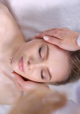 Masaj masasında uzanmış gözleri kapalı rahatlayan genç bir kadın. - Kadın. Spa salonu