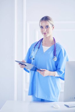 Üniformalı bir dosyayla gülümseyen kadın doktor